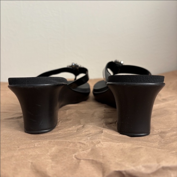 Italian Shoemakers Black Wedge Sandals with Rhinestone Embellishment Size 8.5 - Picture 2 of 6